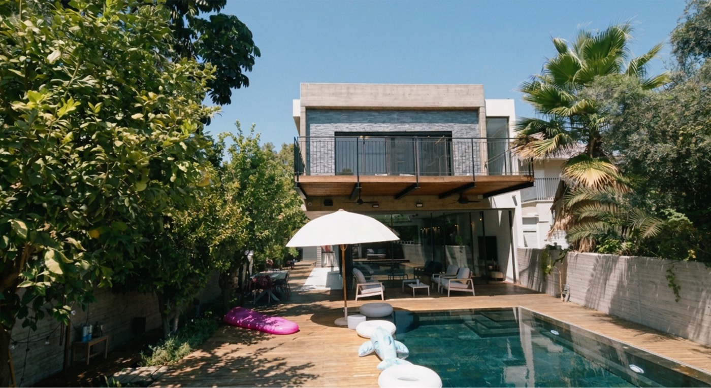 The Engawa Villa in Ramat HaSharon: a modern two-storey villa with a private pool and sun loungers in the garden