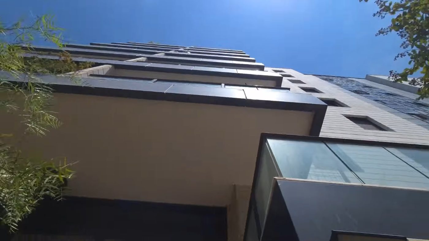 The Glil Yam Penthouse in Herzliya: Fassade des Hauses von unten vor blauem Himmel