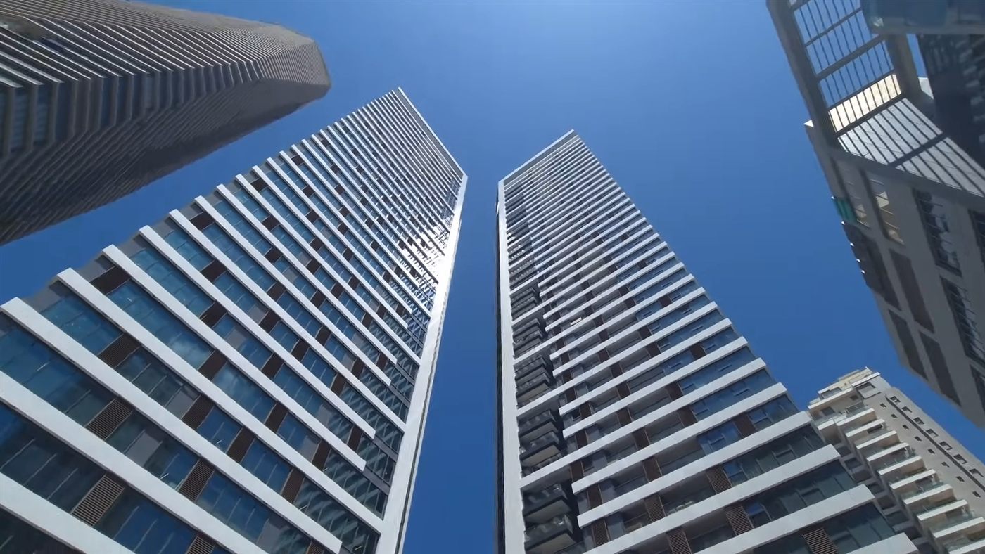 The HaShalom Sky Residence in Tel Aviv: neue Wohntürme im Viertel HaShalom, von unten gegen den blauen Himmel