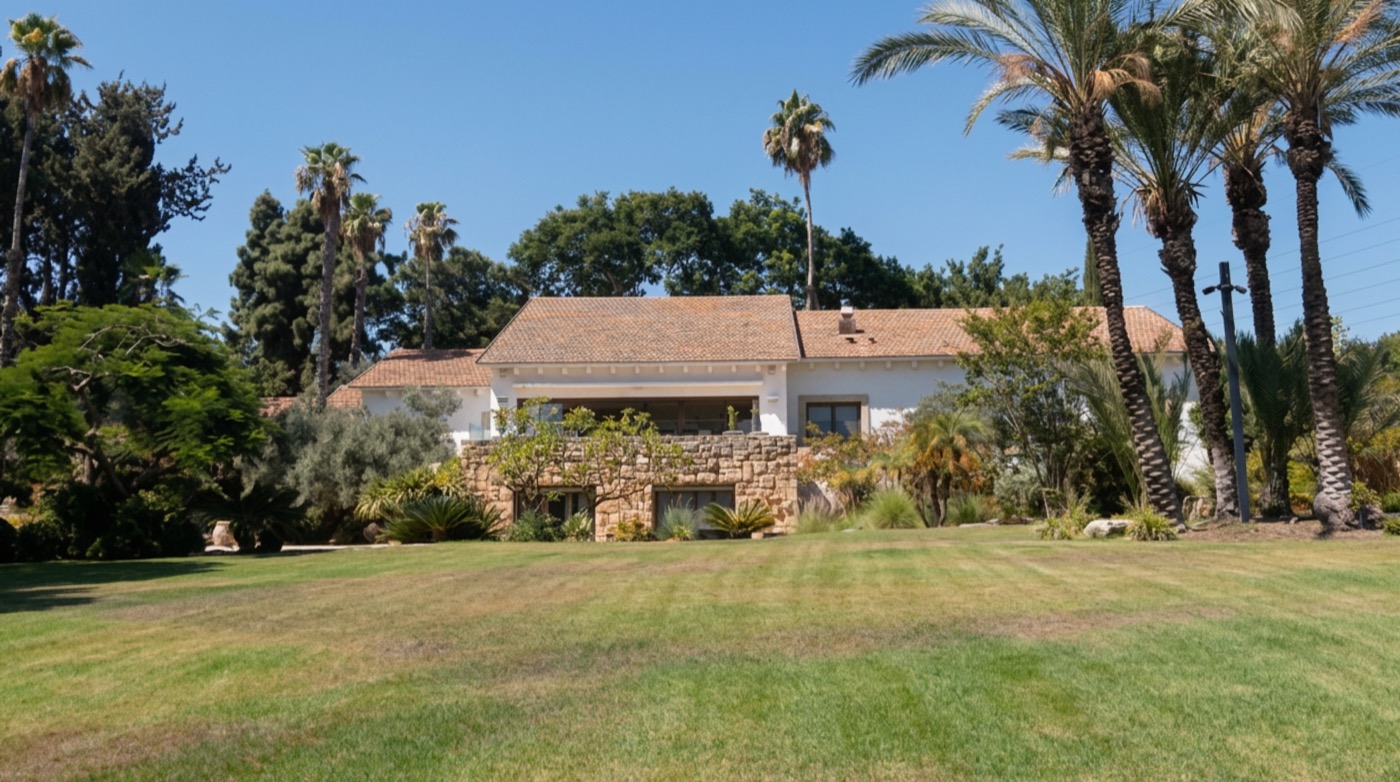The Legacy Estate in Savyon: a single-storey home set on expansive private lawns surrounded by mature palm trees