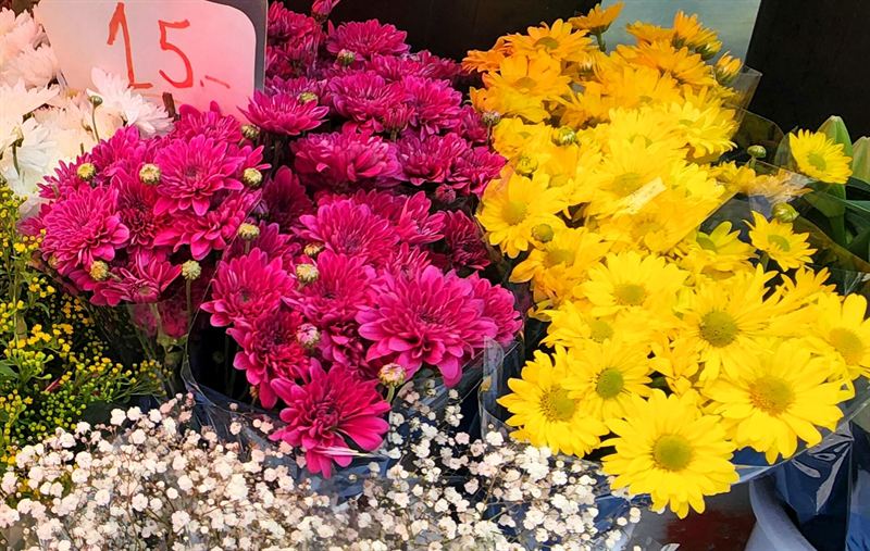 Blumensträuße an einem Stand auf dem Carmel-Markt