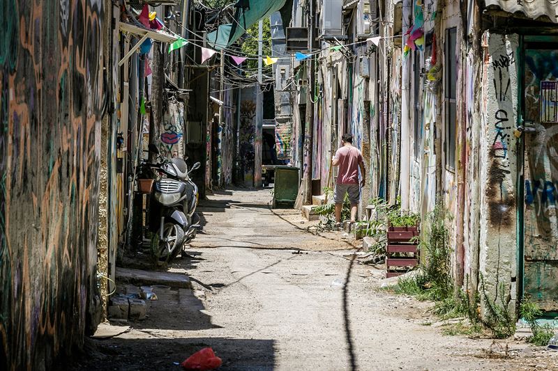 Eine Werkstattgasse voller Graffiti in der Tzrifin-Straße in Florentin, Tel Aviv