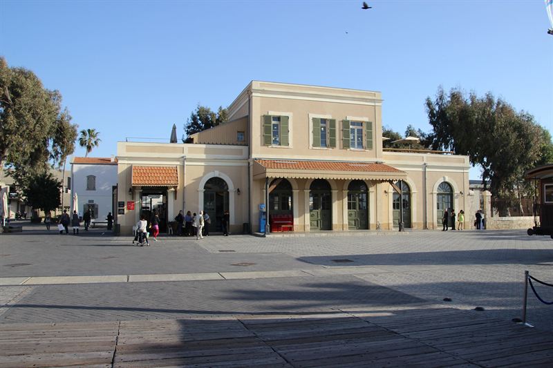 Der restaurierte alte Bahnhof HaTachana in Tel Aviv mit seinem Vorplatz