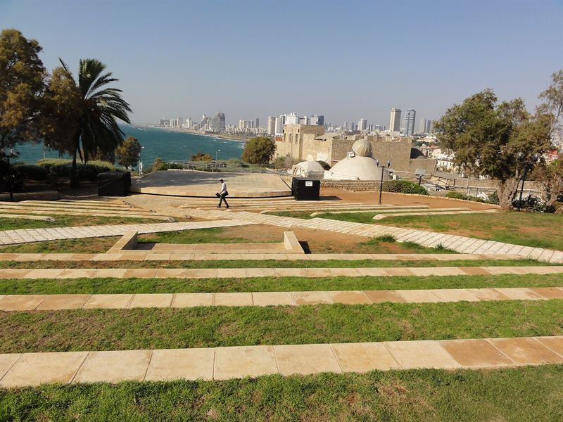 Terrassen des Abrasha-Parks auf dem Hügel von Jaffa, mit Meer und der Skyline von Tel Aviv