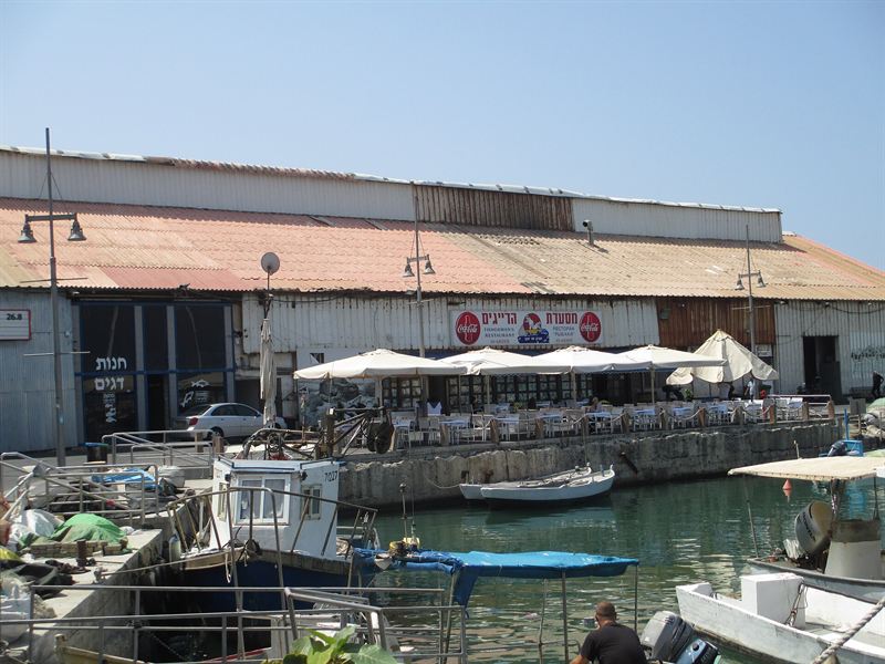 Fischerboote und Restaurants am Hafen von Jaffa