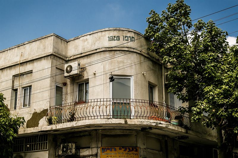 Ein Eckhaus von 1926 mit geschwungenem Eisenbalkon in der Levinsky-Straße 40, Tel Aviv