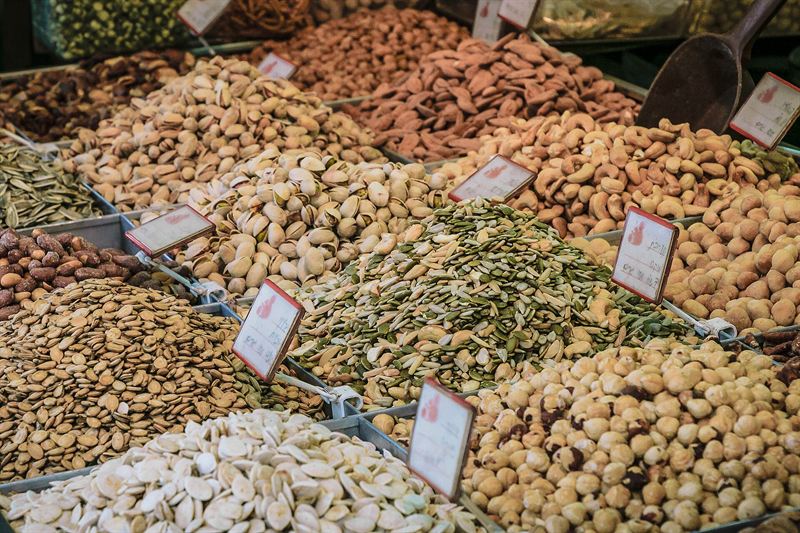 Offene Kisten mit Nüssen und Kernen mit Preisschildern am Levinsky-Markt, Tel Aviv